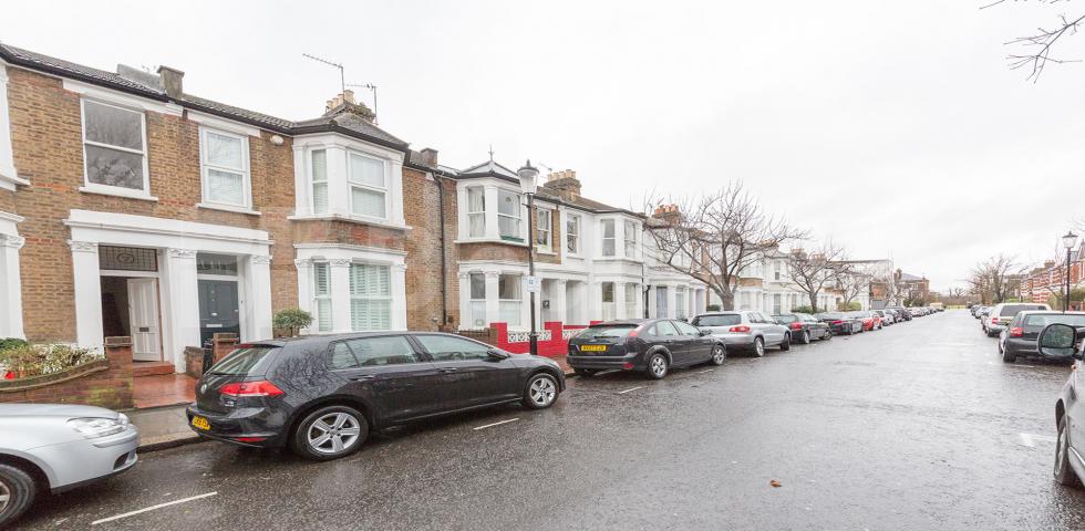 			4 Bedroom, 1 bath, 1 reception Flat			 Brewster Gardens, NORTH KENSINGTON